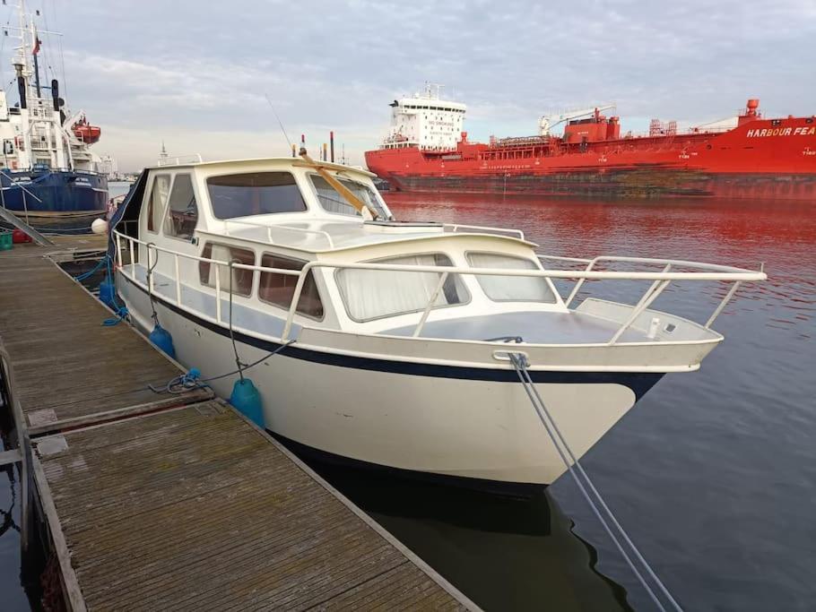 Suesses Motorboot - Bremen Ueberseestadt Экстерьер фото