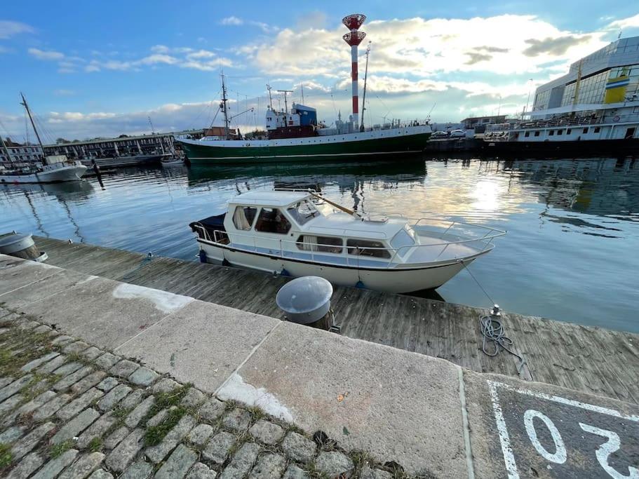 Suesses Motorboot - Bremen Ueberseestadt Экстерьер фото