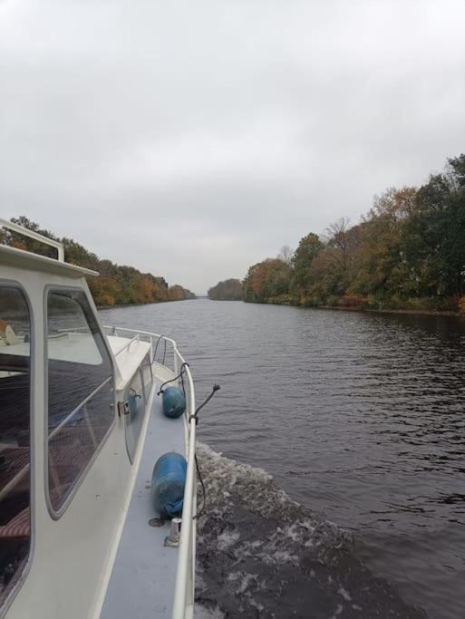 Suesses Motorboot - Bremen Ueberseestadt Экстерьер фото