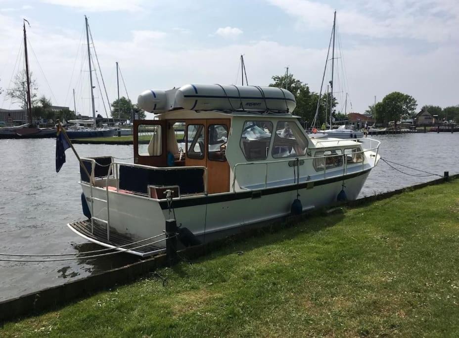 Suesses Motorboot - Bremen Ueberseestadt Экстерьер фото