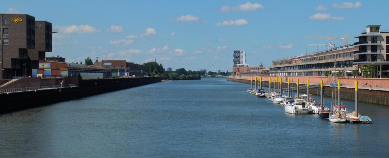 Suesses Motorboot - Bremen Ueberseestadt Экстерьер фото