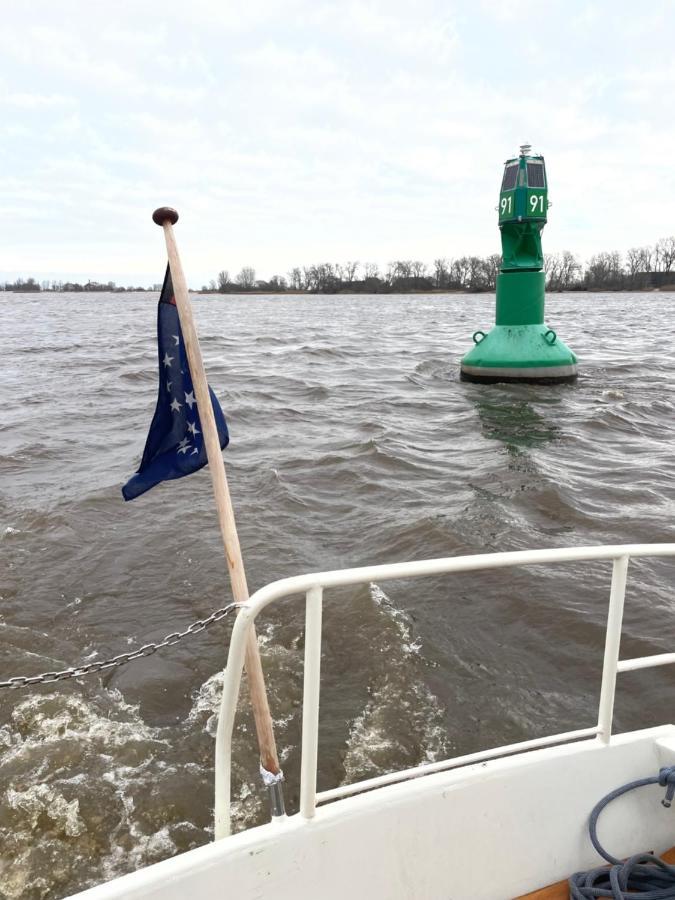 Suesses Motorboot - Bremen Ueberseestadt Экстерьер фото
