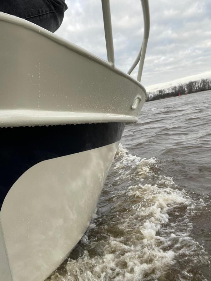 Suesses Motorboot - Bremen Ueberseestadt Экстерьер фото