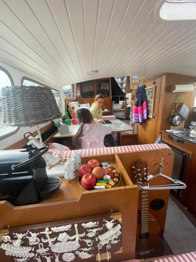 Suesses Motorboot - Bremen Ueberseestadt Экстерьер фото