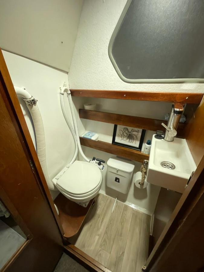 Suesses Motorboot - Bremen Ueberseestadt Экстерьер фото