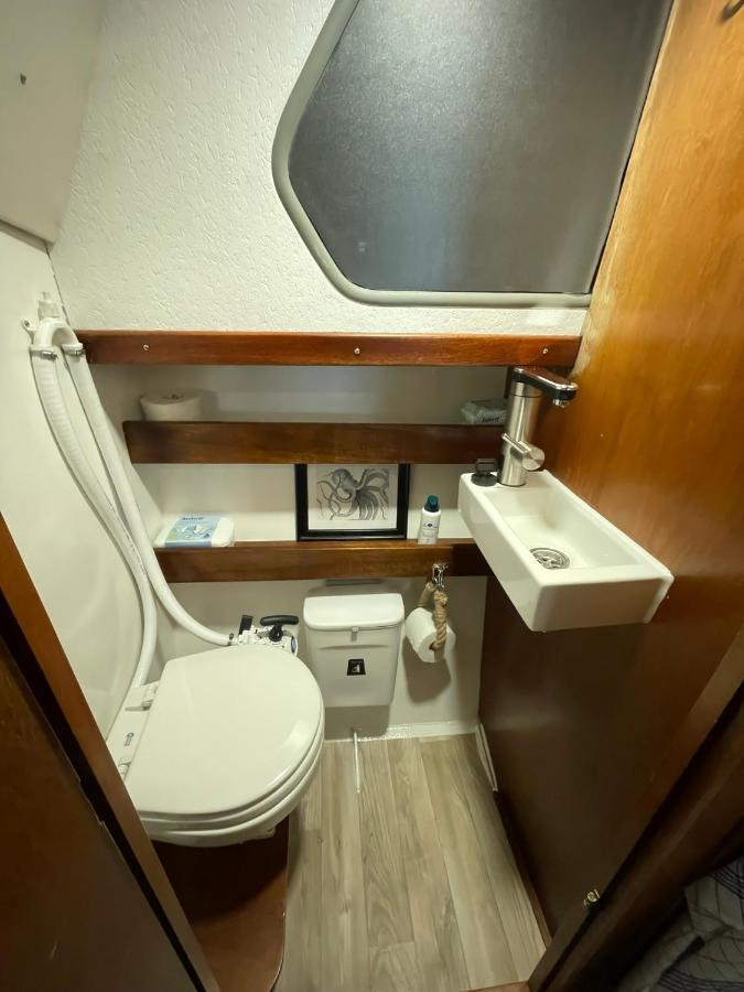 Suesses Motorboot - Bremen Ueberseestadt Экстерьер фото
