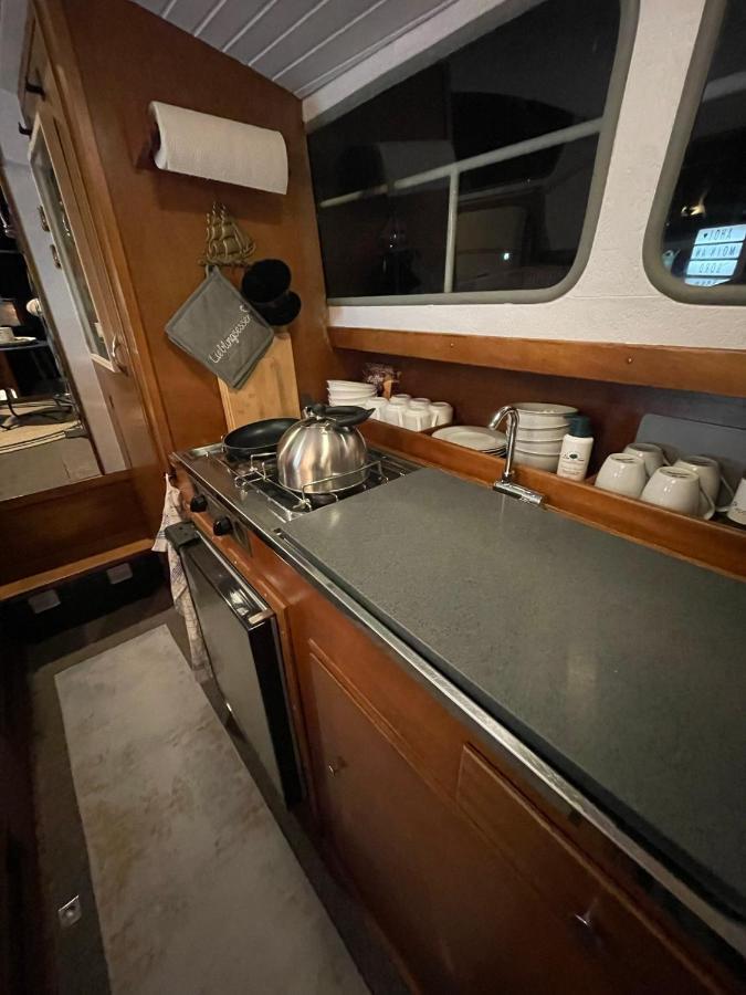 Suesses Motorboot - Bremen Ueberseestadt Экстерьер фото