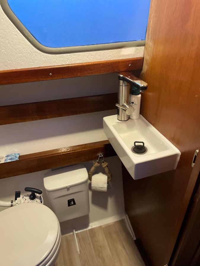 Suesses Motorboot - Bremen Ueberseestadt Экстерьер фото